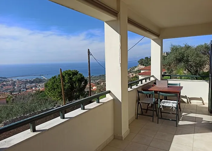 Semesterbostad Kiparissia Castle & Sea View