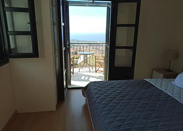 Feriehus Kiparissia Castle & Sea View